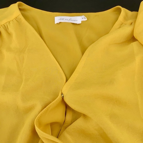 All In Favor Mellow Yellow Smocked Puff Sleeve Surplice Button Bodysuit Sz Small - Picture 4 of 15